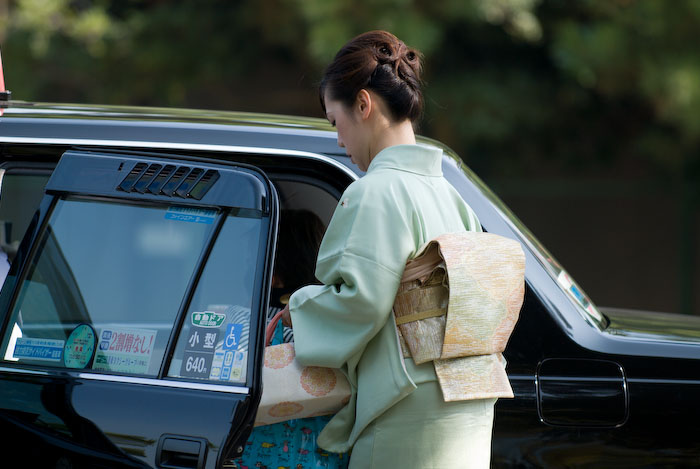 Woman wearing a kimono gets into a taxi in Kyoto, Jpapan Nikon D200 + Nikkor 70 -200/2.8 VR — 200mm f/3.2, 1/ 350 th sec, ISO 100 Lady is about 12 meters (40 feet) away -- Kyoto, Japan -- Copyright 2006 Jeffrey Eric Francis Friedl