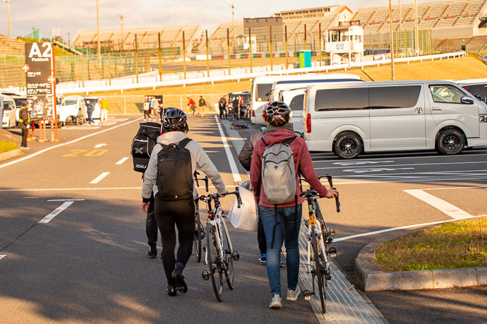 Arriving at The Track 7:27am -- Suzuka Raceway -- Suzuka, Mie, Japan -- Copyright 2021 Jeffrey Friedl, https://regex.info/blog/ Arriving at The Track 7:27am -- Suzuka Raceway -- Suzuka, Mie, Japan -- Copyright 2021 Jeffrey Friedl, https://regex.info/blog/
