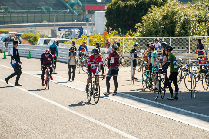 Nancy's Teammate Rolls In -- Suzuka Raceway -- Suzuka, Mie, Japan -- Copyright 2021 Jeffrey Friedl, https://regex.info/blog/ Nancy's Teammate Rolls In -- Suzuka Raceway -- Suzuka, Mie, Japan -- Copyright 2021 Jeffrey Friedl, https://regex.info/blog/